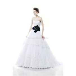 Vestido de noiva elegante clássico com cinto e tiras de flores