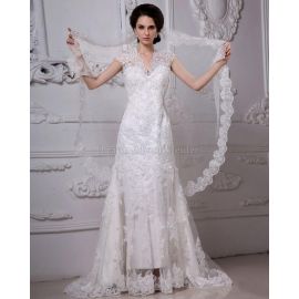 Vestido de noiva pomposo com cauda de tule