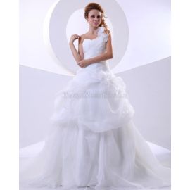 Um ombro vestido de noiva romântico de organza até o chão