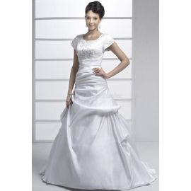 Vestido de noiva linha A clássico de cetim com decote redondo