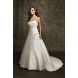 Atraente vestido de noiva moderno em cetim com cauda catedral