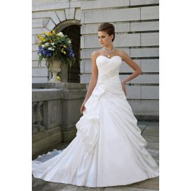 Vestido de noiva atemporal com corte lateral drapeado e cauda capela