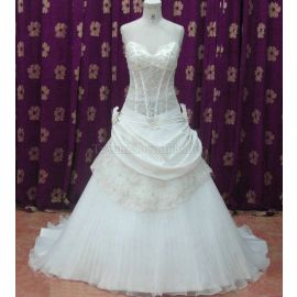 Vestido de noiva romântico princesa com decote bico e cauda capela