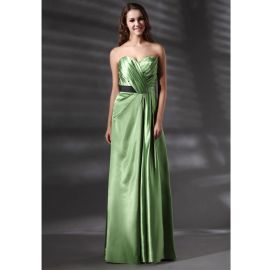 Elegantes vestidos de dama de honra com babados verde