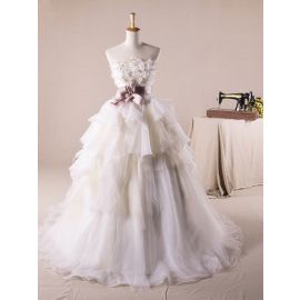 Lindos vestidos de noiva bordados em linha A com cinto