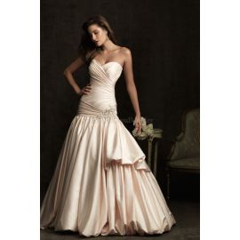 Lindo vestido de noiva de cetim estilo sereia com pérolas