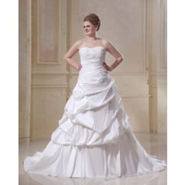 Vestido de noiva romântico plissado sem alças com cauda capela