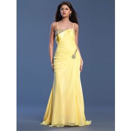 Elegantes vestidos longos de formatura amarelos com cauda