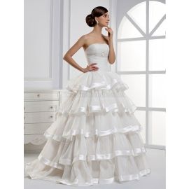Vestido de noiva romântico sem alças com cauda capela e cintura baixa