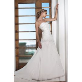 Um vestido de noiva formal cintura regular sem alças