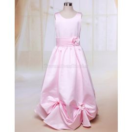 A-Line escolhe vestido romântico de florista com cauda de capela