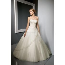 Vestido de noiva romântico clássico com brilhantes e cintura basca