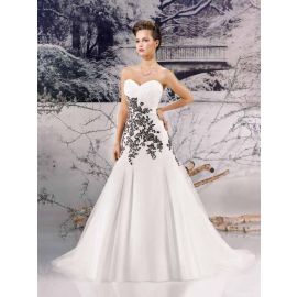 Elegante vestido de noiva preto e branco com decote em coração