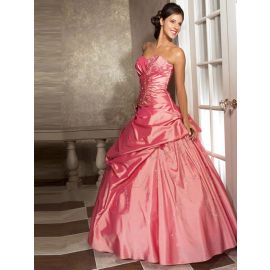 Elegantes vestidos longos com cortinas bordadas em formato de coração