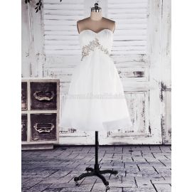 Vestido de noiva chique com decote coração e borda