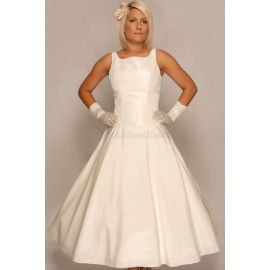 Vestido de noiva simples e moderno em tafetá com decote redondo