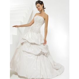 Extravagantes vestidos de noiva com cortina de tafetá evasê para casamento em ambientes fechados