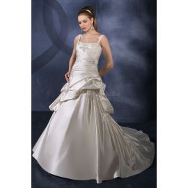Vestido de noiva conservador clássico em tafetá evasê