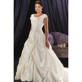 Lindo vestido de noiva clássico com cintura natural e cauda comprida