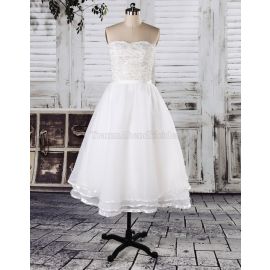 Vestido de noiva chique pelo meio da perna com pérolas sem mangas
